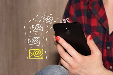 Foto: Person mit Smartphone